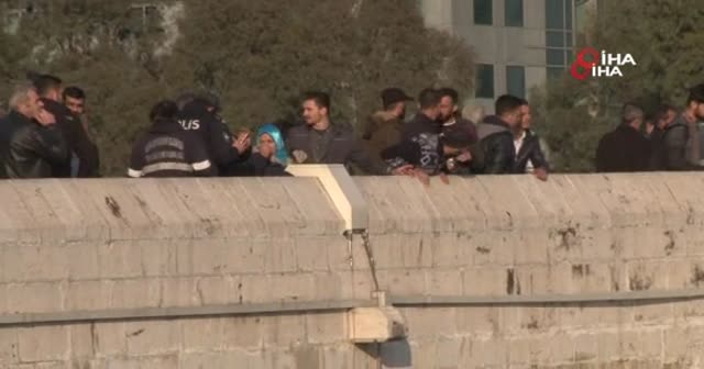 Kız çocuğu köprüden atlayıp kayboldu onlar fotoğraf çektirdi