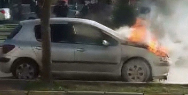 Seyir halindeki otomobil alev aldı !