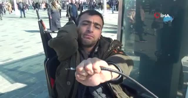 Taksim’de engellilerin kullandığı şarj istasyonunun soketi bir kez daha çalındı