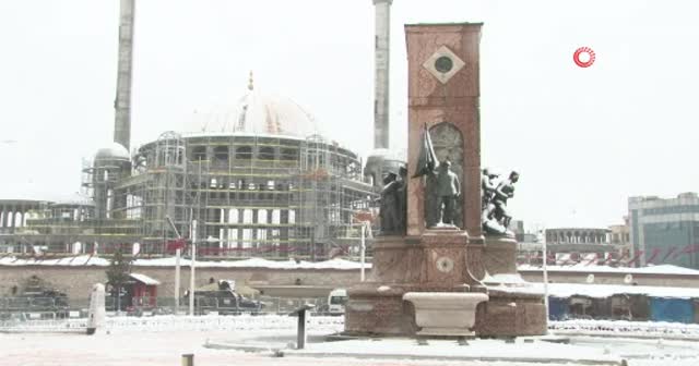 Taksim Meydanı beyaza büründü