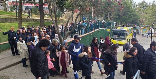 Teleferik fiyatları yarı yarıya ucuzladı, yüzlerce metre kuyruk oluştu
