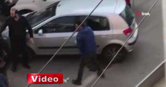 Trafikte yol verme kavgasında coplar konuştu