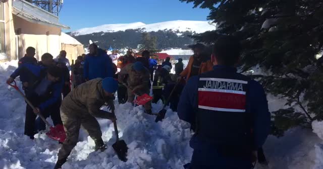 Uludağ'da büyük panik! Çok sayıda kişi kar altında kaldı