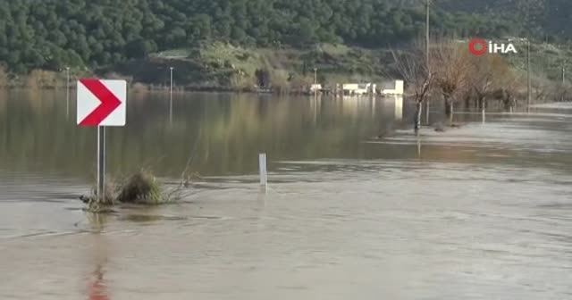 Yağıştan kapanan yoldan geçmeye çalışan sürücü ölümle burun buruna geldi