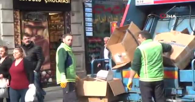 Elektrikli süpürgesini aldı Taksim’e çıktı