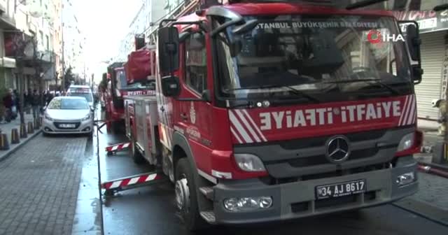 Güngören'de iki apartmanın çatısı alev alev yandı