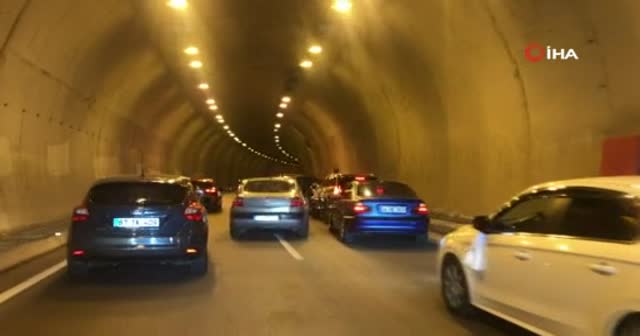 İstanbul’da zarf için tünel kapatan sürücü kamerada