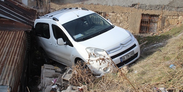 Park etmeye çalıştığı aracıyla bahçeye uçtu