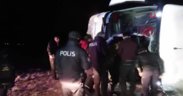 Sivas'ta otobüs devrildi: 3’ü ağır çok sayıda yaralı