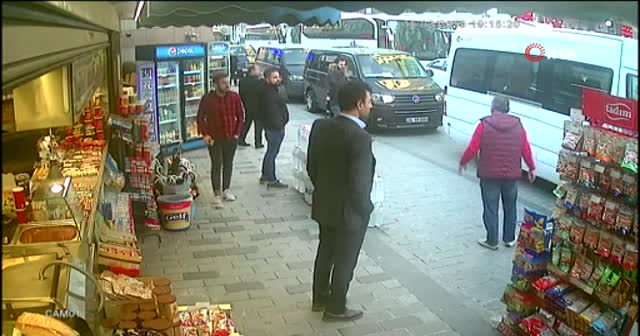 Taksim'de değnekçi dehşeti kamerada