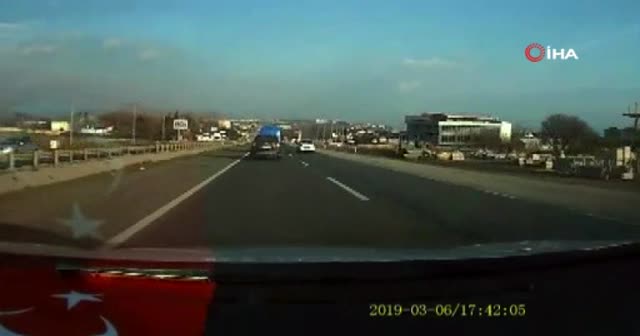 Trafikte makas atarak seyreden kargo aracı kamerada