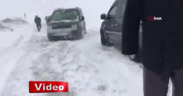 Van-Hakkari karayoluna çığ düştü! Onlarca araç ve yolcu bölgede mahsur kaldı