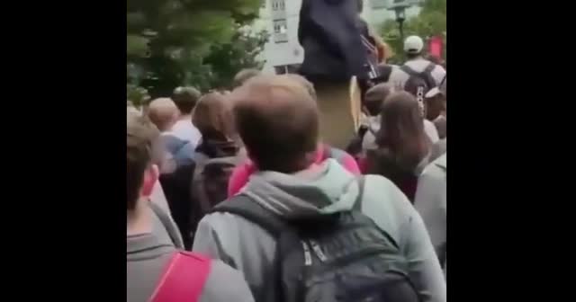 Yeni Zelandalı öğrenciler ezana saygı duruşunda bulundu