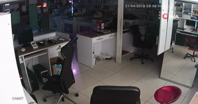 1 dakikada dükkanı boşalttılar