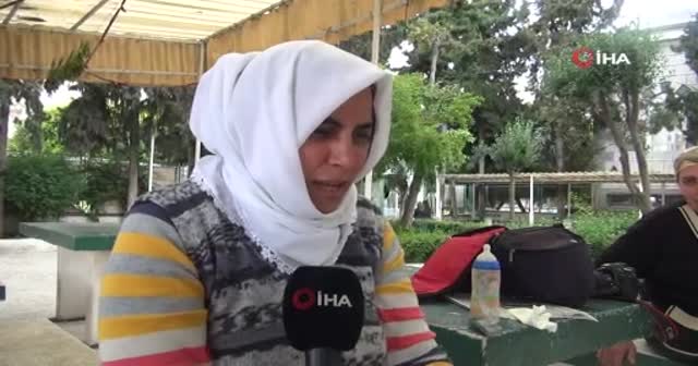 Annesi ölen keçiyi bebekleri gibi besliyorlar