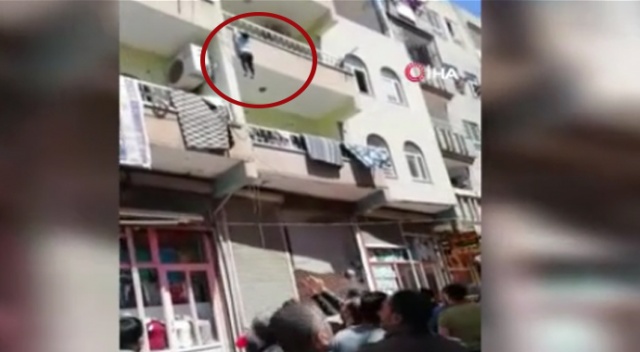 Balkondan düşen çocuğu vatandaşlar havada yakaladı