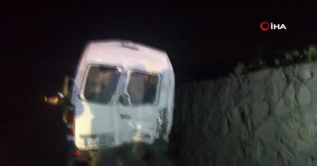 Bursaspor camiasını korkutan kaza: Taraftarları taşıyan minibüs tır ile çarpıştı, 10 yaralı