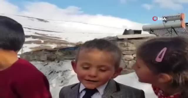 Çikolata vaadi sunan küçük muhtar adayı Çağatay sözünü tuttu