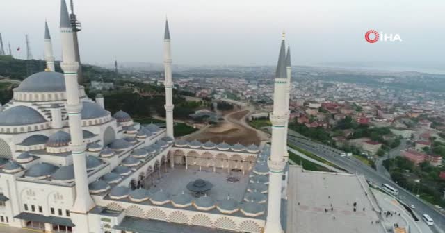 Cuma günü resmi açılışı yapılacak Çamlıca Cami'inin son hali havadan görüntülendi