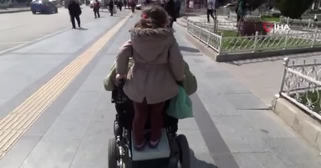 Dede ile torunun engelleri aşan gezisi