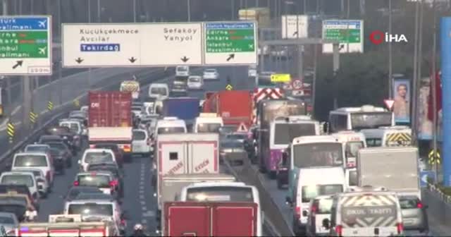 E-5 karayolunda kapalı yollar nedeniyle trafik yoğunluğu oluştu