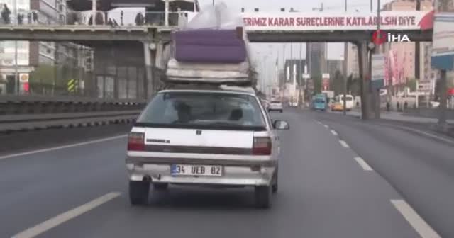 E-5’te tehlikeli yolculuk, koltuğu ve yatağı arabanın üstünde taşıdı