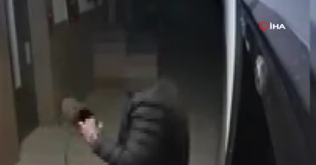 Güvenlik kamerasını fark eden hırsız ayakkabıyı geri attı