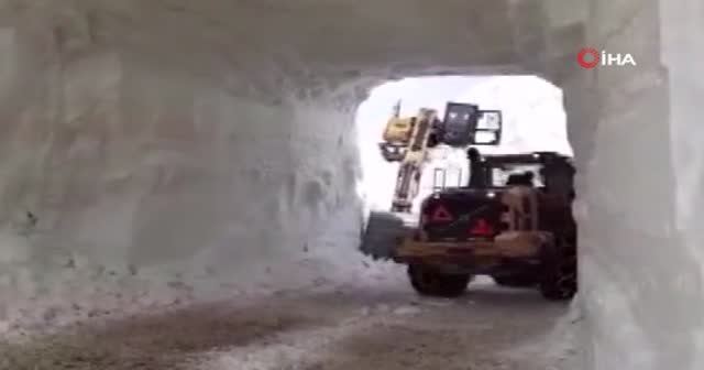 Hakkari’de kar tünelleri oluşturularak yollar açılıyor