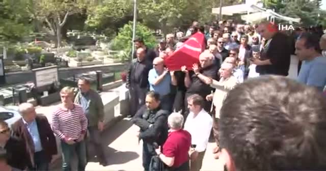 İşkenceci cezaevi müdürünü tabutu başında protesto ettiler