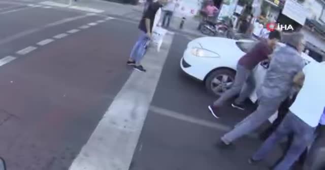 İstanbul’un göbeğinde aile boyu tekme, tokat ve sopalı kavga kamerada