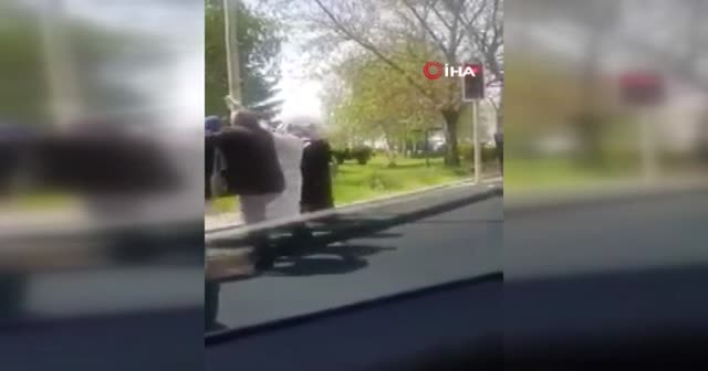 Kadınların kavgasında arada kaldı