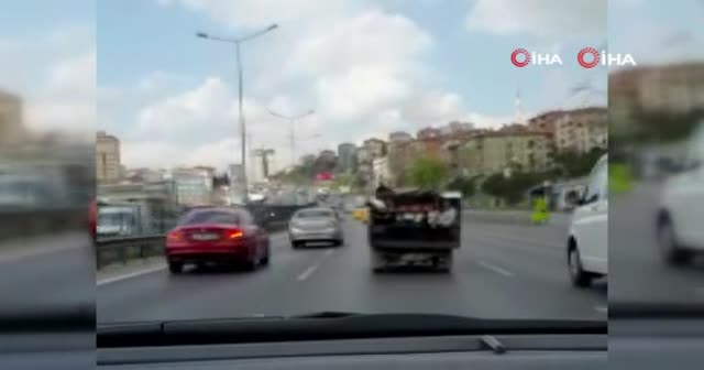 Kamyonetin kasasında tehlikeli yolculuk kamerada