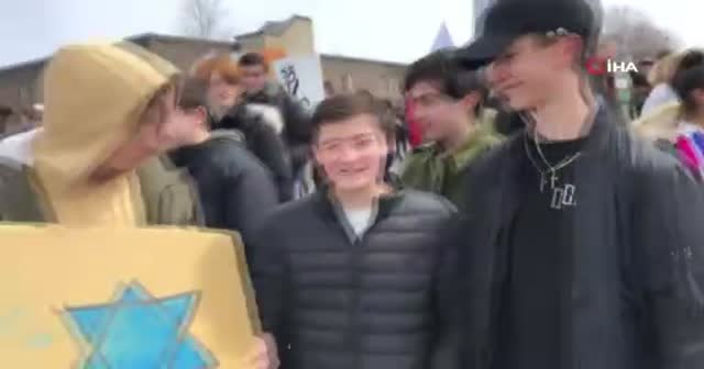 Kanadalılar başörtüsü yasağına karşı sokağa döküldü