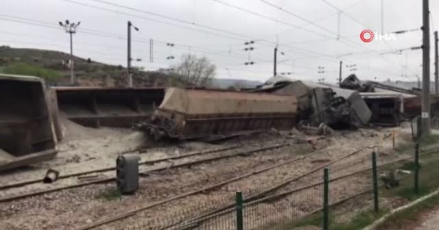 Malatya’da yük treni devrildi: 2 yaralı