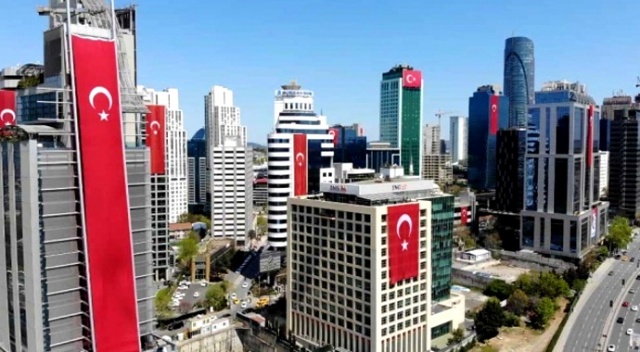 Maslak'ta gökdelenler kırmızı beyaza büründü