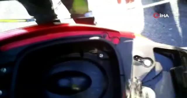Motosiklet sürücüsünün aracın altında kalmaktan kıl payı kurtulduğu anlar kamerada
