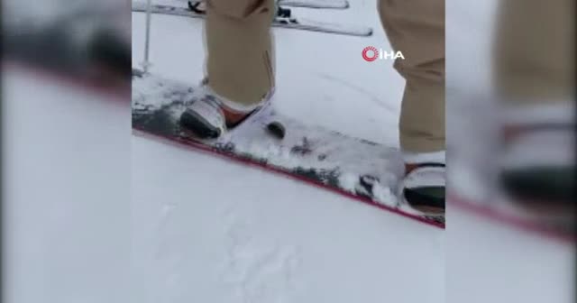 Rusya'da tarla faresi kar üstünde kayak yaptı
