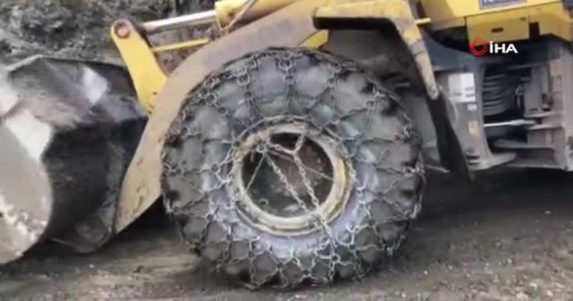 Siirt'te dağdan kopan dev kaya parçası yolu ulaşıma kapattı