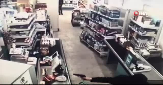 Silahlı soygun girişimini market çalışanları engelledi
