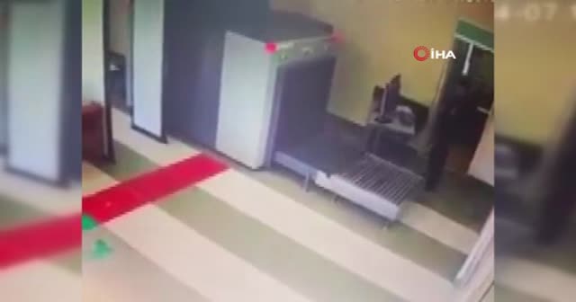 x-ray cihazından çantasıyla geçti