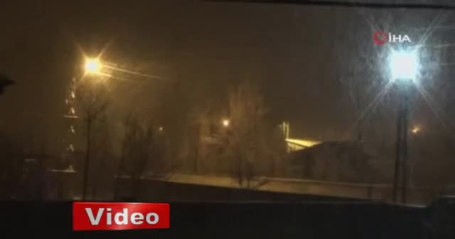 Yüksekova’da lapa lapa yağan kar yağışı şaşırttı