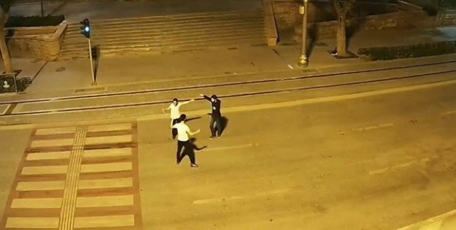 3 kişinin yolun ortasındaki tehlikeli oyunu kamerada
