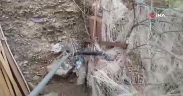 Ağlara takılan kara yılan itfaiye ekiplerini seferber etti
