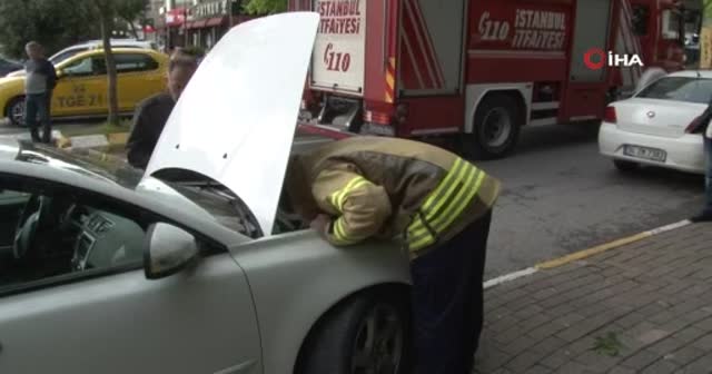 Aracın motoruna sıkışan inatçı kediyi 'kedi sesi' ile kurtarma operasyonu