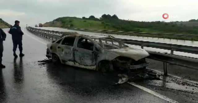 Arnavutköy'de dehşete düşüren olay: İçerisinde bir kadının olduğu otomobili yakarak kaçtı