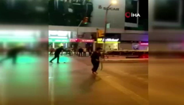 Bağdat Caddesi’nde kutlama yapan Galatasaray taraftarına şişeli, kemerli saldırı