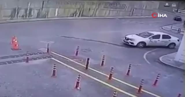 Başakşehir'de istinat duvarının çökme anı kamerada