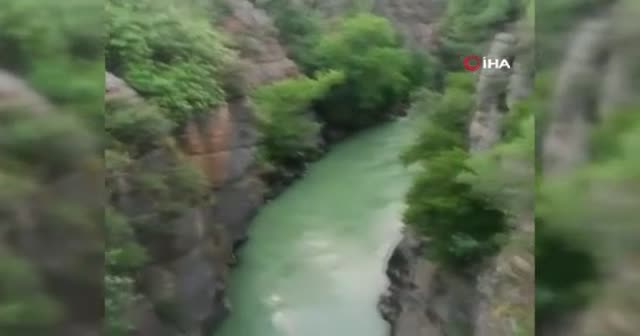 Gençlere 'cesaret dersi vereceğim' deyip 35 metreden atladı