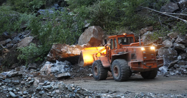 Giresun-Şebinkarahisar kara yolunda heyelan ulaşımı kapattı