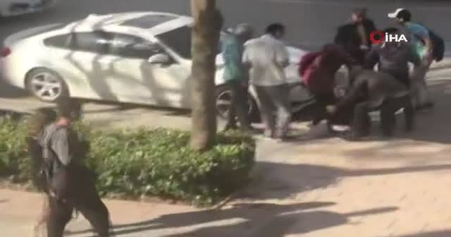 Halk otobüsünden zorla indirilen yaşlı adam yere düştü